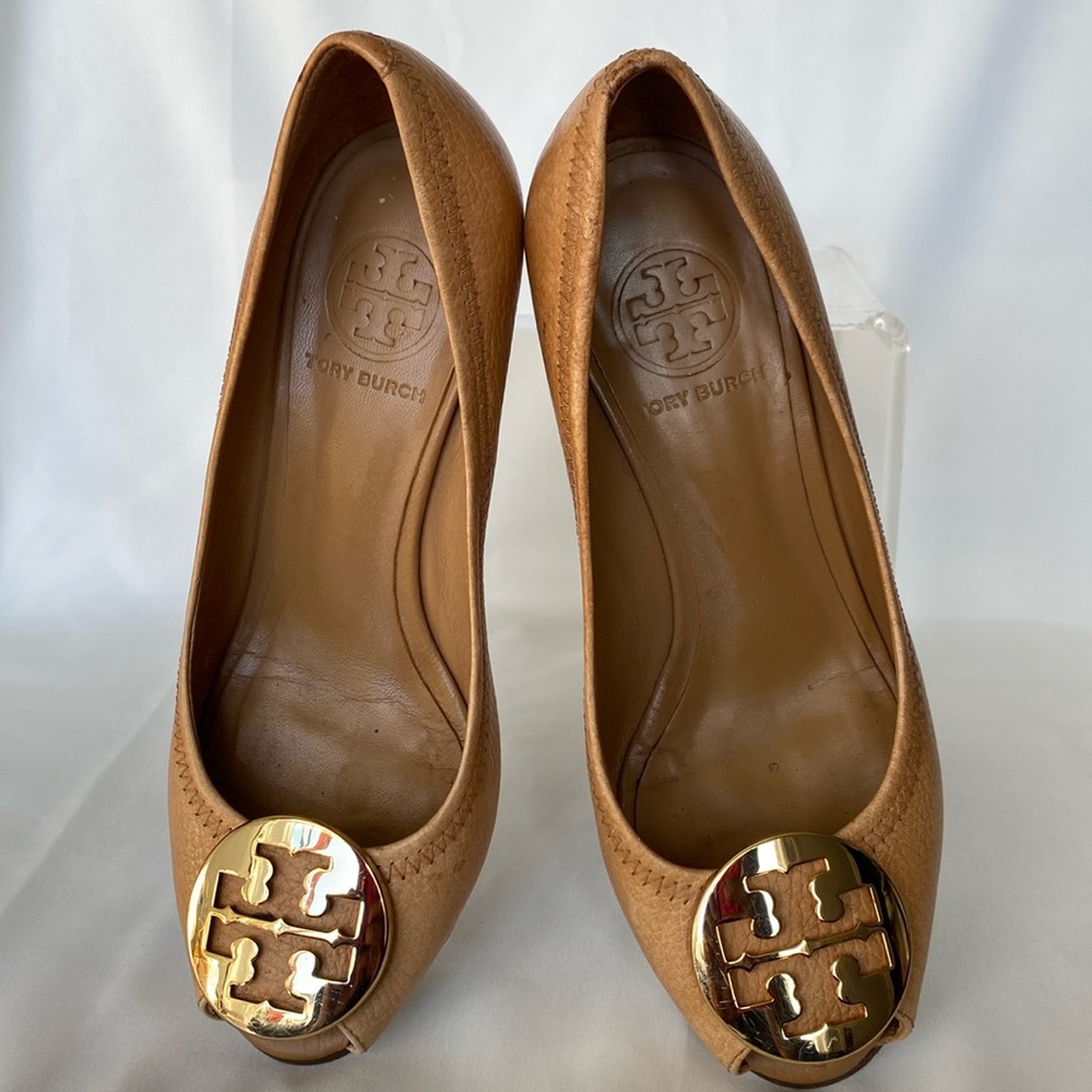 TORY BURCH🌟SANDY BROWN🌟 PEEP TOE WEDGE LEATHER SHOES🌟SIZE: 5 1/2 M🌟 GOLD ACCENT🌟